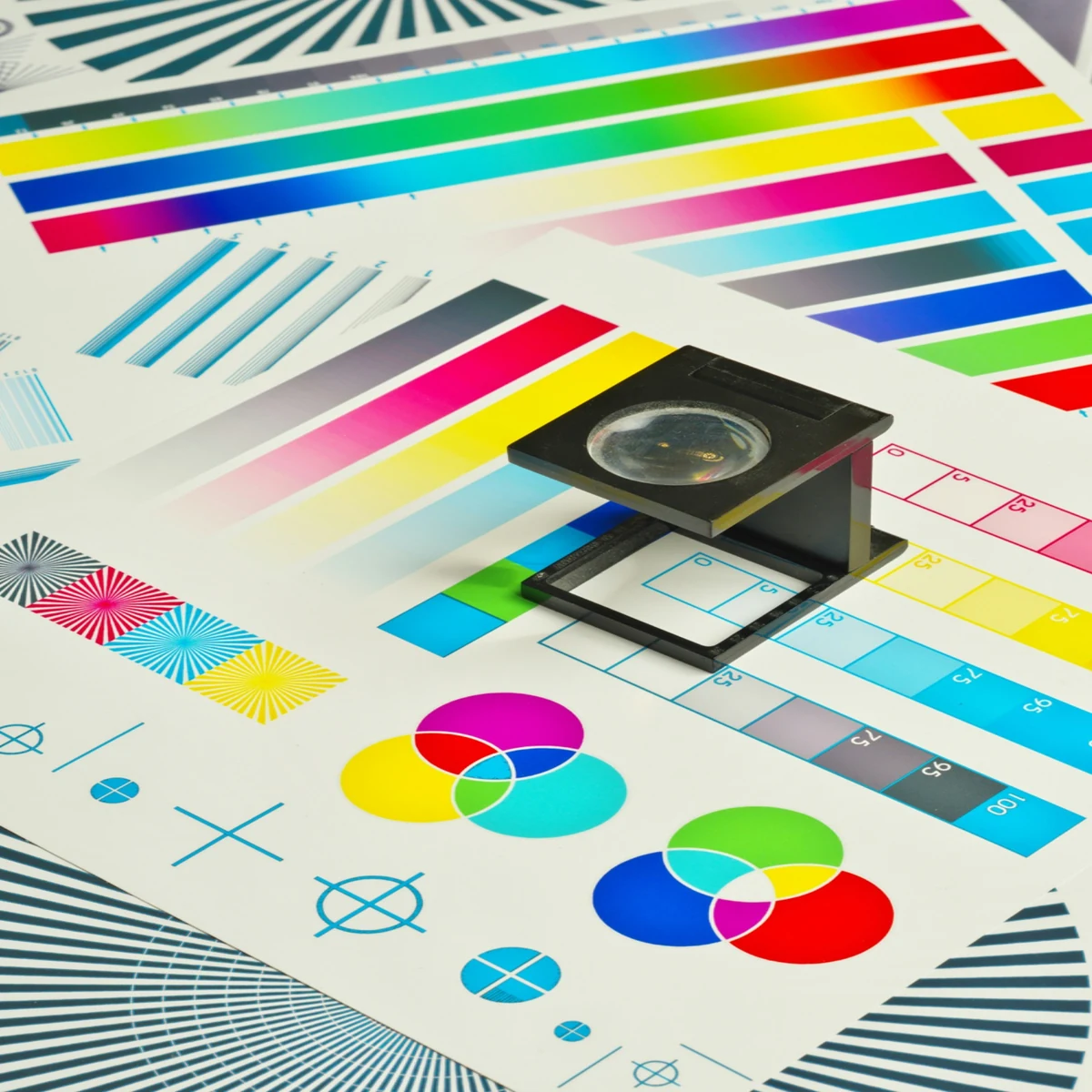 Printed colour control strips and test patterns with a print inspection magnifier